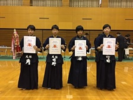 ４