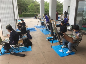 制作のようす （風景写生2日目午前中は雨で玄関ロビーに移動）