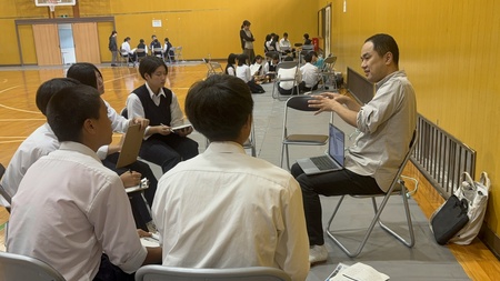 ４
