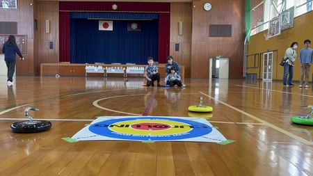 ７