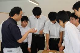 ４